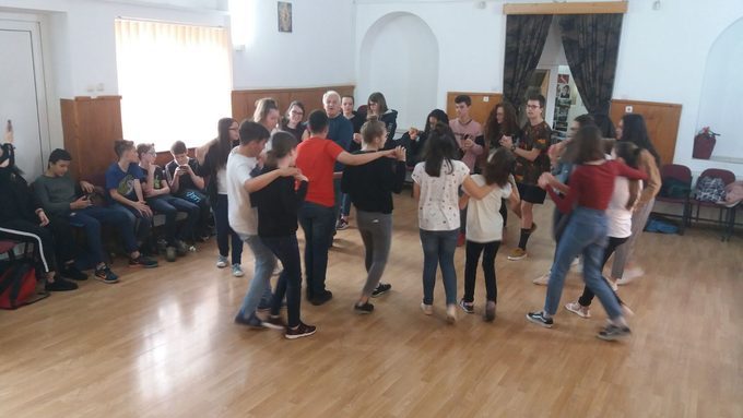 Cours de danses traditionnelles ( Hora mare)